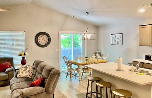 Meridian Casa | Cheerful NEW Executive Home with office-Meridian