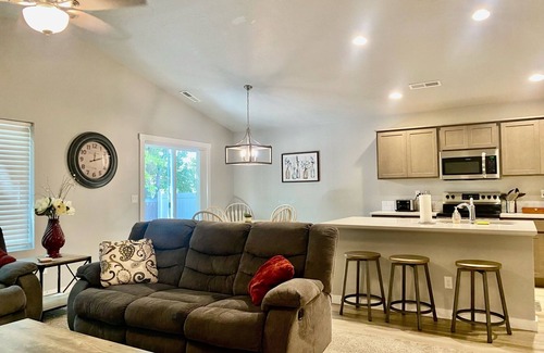 Meridian Casa | Cheerful NEW Executive Home with office-Meridian
