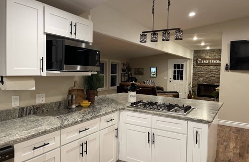 Halfway Otro | Cheerful Newly remodeled 3-bedroom farmhouse