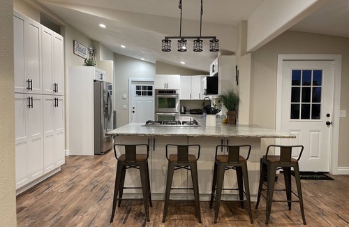 Halfway Otro | Cheerful Newly remodeled 3-bedroom farmhouse