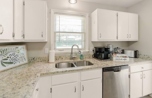 Memphis Casa | Cheerful nicely furnished 2 bedroom home in a safe neighborhood