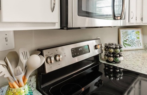 Memphis Casa | Cheerful nicely furnished 2 bedroom home in a safe neighborhood