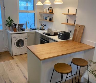 Mousehole Casa | Cheerful one bedroom cottage in Mousehole.