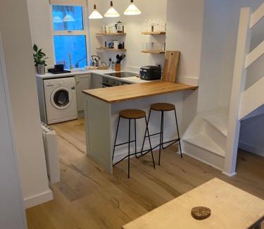 Mousehole Casa | Cheerful one bedroom cottage in Mousehole.