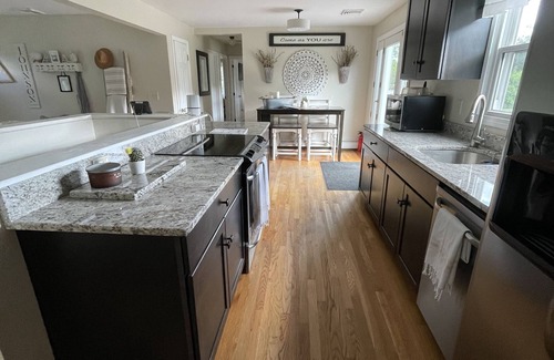 Litchfield Casa | Cheerful PET FRIENDLY Home