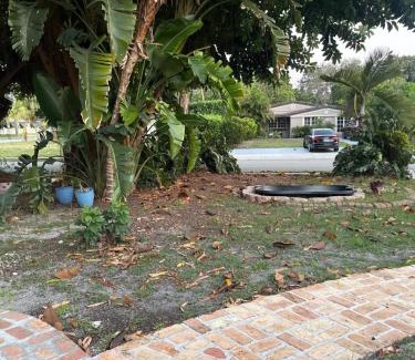 North Miami Beach Casa | CHEERFUL PRIVATE ROOM 2 MILES AWAY FROM SUNNY ISLES BEACH
