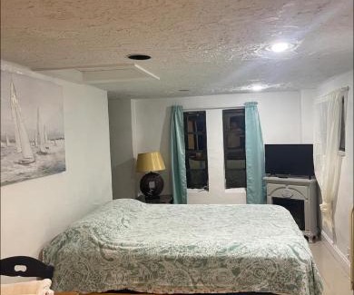 North Miami Beach Casa | CHEERFUL PRIVATE ROOM 2 MILES AWAY FROM SUNNY ISLES BEACH