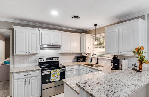 Tougaloo Casa | Cheerful, Relaxing Home Away From Home!