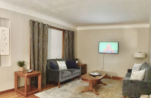 South Euclid Casa | Cheerful retreat