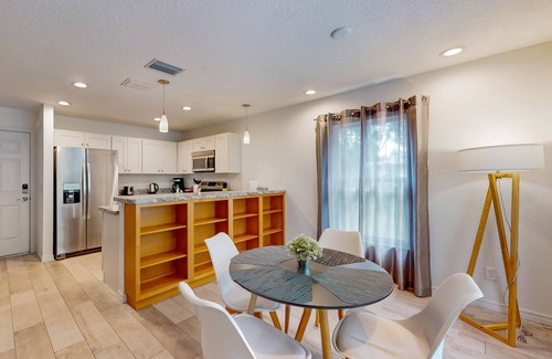 Homosassa Casa | Cheerful retreat with large patio, full kitchen, snowbird friendly