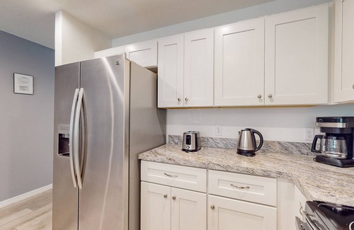 Homosassa Casa | Cheerful retreat with large patio, full kitchen, snowbird friendly