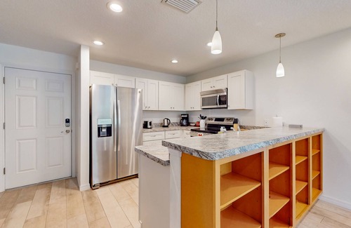 Homosassa Casa | Cheerful retreat with large patio, full kitchen, snowbird friendly