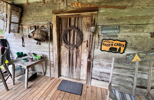 Fayetteville Cabina | Cheerful Riverfront Retreat
