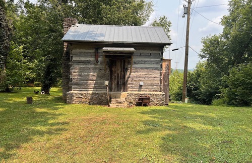 Fayetteville Cabina | Cheerful Riverfront Retreat