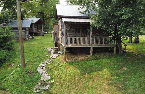 Fayetteville Cabina | Cheerful Riverfront Retreat