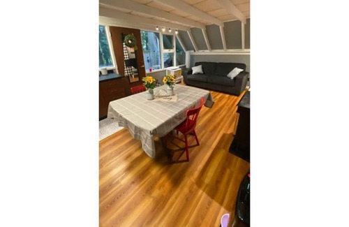 Innisfil Cabaña | Cheerful-Secluded one Bedroom Chalet Year Round