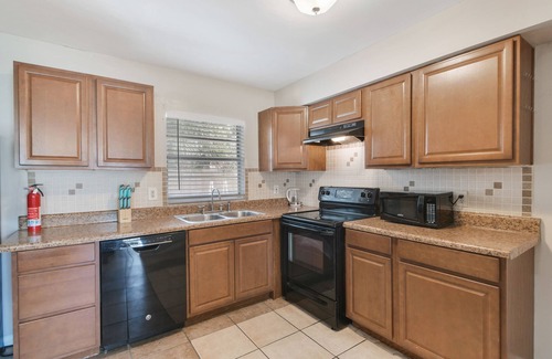 Town N County Park Casa | Cheerful spacious 4 bedroom with Pool - Game Room