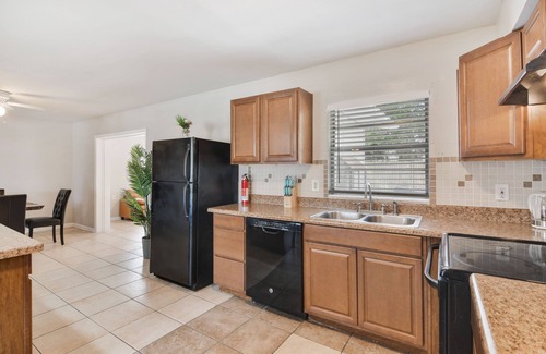 Town N County Park Casa | Cheerful spacious 4 bedroom with Pool - Game Room