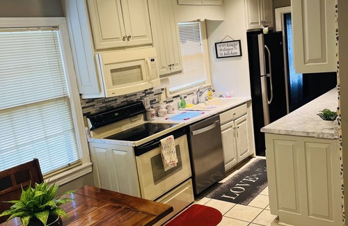 Waycross Casa | Cheerful, Spacious, and Cozy 2 bedroom home with fireplace