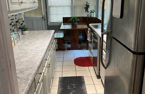 Waycross Casa | Cheerful, Spacious, and Cozy 2 bedroom home with fireplace
