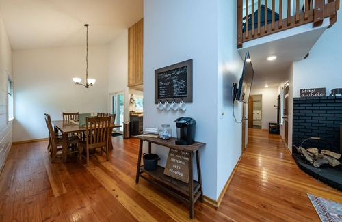 Shaver Lake Cabina | Cheerful, spacious family cabin ready for fun!