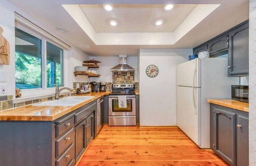 Shaver Lake Cabina | Cheerful, spacious family cabin ready for fun!