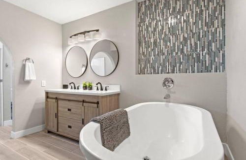 Camelot Village Casa | Cheerful Spacious Tempe Pool