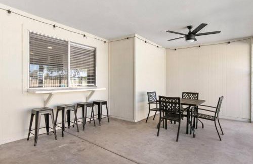Camelot Village Casa | Cheerful Spacious Tempe Pool