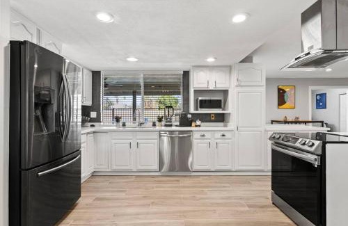 Camelot Village Casa | Cheerful Spacious Tempe Pool