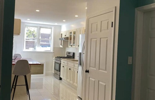 Pelham Gardens Apartamento | Cheerful spacious, two bedroom, cozy, and Unique home