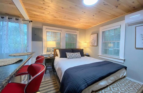 Edgecomb Casa | Cheerful Studio Close to Everything 12