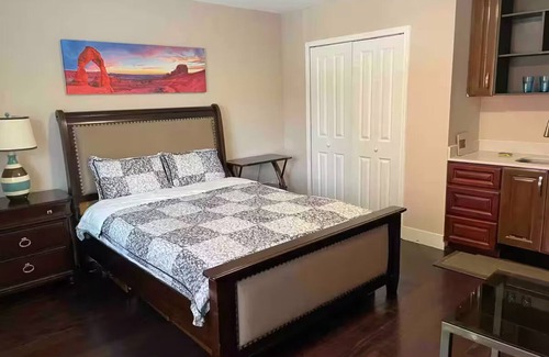 Oakridge Apartamento | Cheerful studio on top of floor in a house