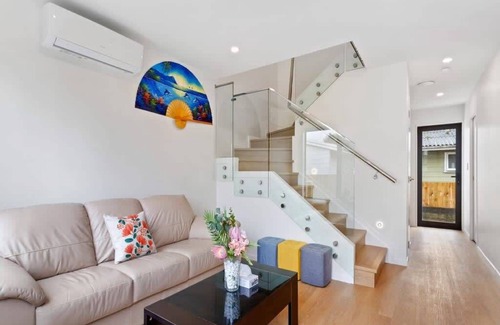 Mangere Casa | Cheerful Three Bedroom Townhouse with Parking