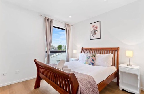Mangere Casa | Cheerful Three Bedroom Townhouse with Parking