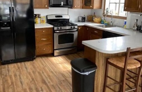 Pittston Casa | Cheerful two bedroom with a deck