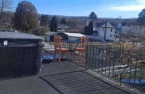Pittston Casa | Cheerful two bedroom with a deck