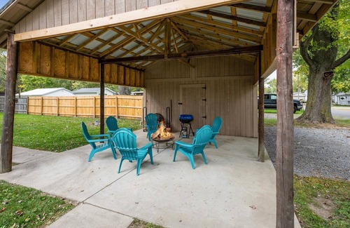 Lakeview Casa | Cheerful Two Bedroom Indian Lake Retreat!