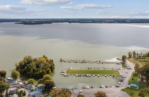 Lakeview Casa | Cheerful Two Bedroom Indian Lake Retreat!