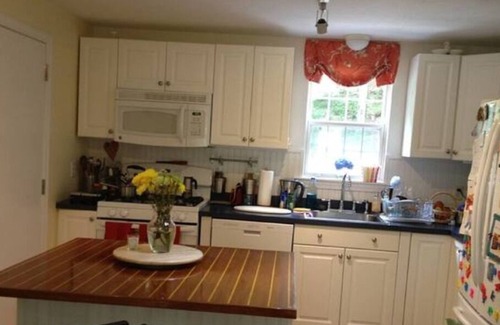 West Barnstable Casa | Cheerful Two Bedroom Quintessential Cape Home