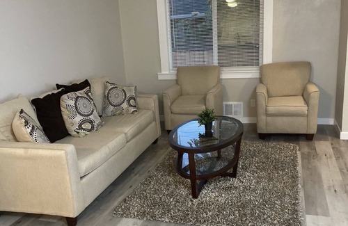 Northeast Park Hill Casa | Cheerful updated 3bed room house