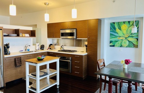 Corbett - Terwilliger - Lair Hill Condominio | Cheerful Urban Living in Highrise Condo by Waterfront with Great Views