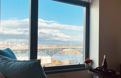 Corbett - Terwilliger - Lair Hill Condominio | Cheerful Urban Living in Highrise Condo by Waterfront with Great Views