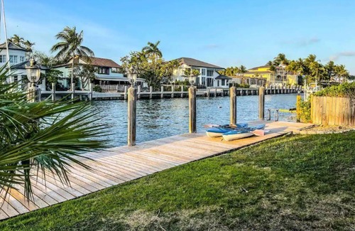 Lauderdale Harbours Casa | Cheerful waterfront 2 bedroom house with pool