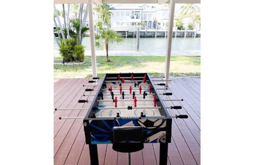 Lauderdale Harbours Casa | Cheerful waterfront 2 bedroom house with pool