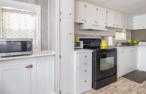 Denton Casa | Cheerful Wooded Retreat: 2BD/1BA | Denton