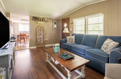 Denton Casa | Cheerful Wooded Retreat: 2BD/1BA | Denton