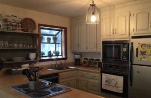 Mi-Wuk Village Cabina | Cheery cabin with AMAZING sunset views located near dining in Twain Harte, CA