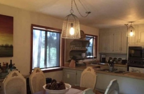 Mi-Wuk Village Cabina | Cheery cabin with AMAZING sunset views located near dining in Twain Harte, CA