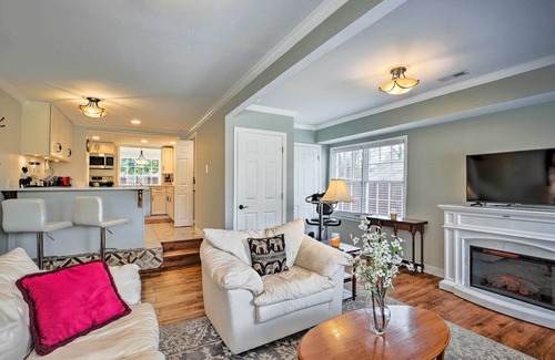 Marietta Cabaña | ¡NUEVO! Cheery Cottage w / Yard: Marietta Square <1 Mi