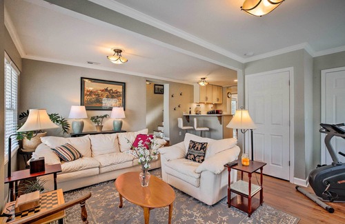 Marietta Cabaña | ¡NUEVO! Cheery Cottage w / Yard: Marietta Square <1 Mi
